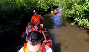 Relaxare cu caiacul pentru voluntarii care au ajutat la ecologizarea Canalului Morii, în Reghin: 
