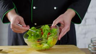 Salatele româneşti, apreciate de străini. Şase astfel de preperate, plasate în topul celor mai bune salate din lume