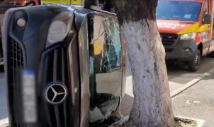 Impact îngrozitor între un autoturism şi o dubă, în centrul Constanţei. O victimă a rămas încarcerată