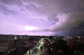 Furtuni și vijelii puternice în jumătate de țară, după codul portocaliu de vreme severă. Norii negri și fulgerele au făcut spectacol pe cerul din Arad