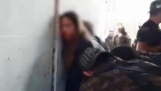 Imagini şocante cu răpirea unor tinere de 18-19 ani, militari în armata israeliană, răpite de Hamas: pline de sânge, fetele sunt ameninţate cu moartea