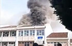 Au vrut să sărbătorească finalul clasei a 9-a chiar în şcoală, dar au reuşit să dea foc instituţiei. Reacţia directoarei când a văzut flăcările