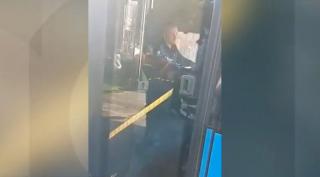 Șofer de autobuz din Craiova, filmat cum refuză să ajute o tânără în scaun cu rotile. Mama fetei a depus o sesizare