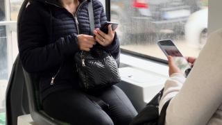 Cea mai frecventă greşeală a victimelor hoţilor de buzunar din autobuze. Cine sunt călătorii care sunt ţintele ideale