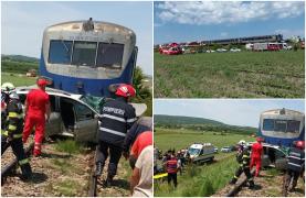 Mașină făcută praf pe calea ferată, în Iași. Un adolescent de 16 ani şi un bărbat de 71 de ani au fost răniţi