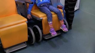 Fetiţă de 10 ani, în comă: mama a spălat-o pe cap cu o soluţie antipurici pentru oi, iar substanţa toxică i-a ajuns în creier. Iniţial, părinţii au "tratat-o" acasă, cu ceaiuri