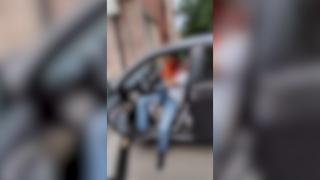 Un bărbat îşi răpeşte propriul copil de lângă fosta soţie, în Braşov. Urletele de disperare ale femeii nu l-au oprit: "Lasă copilul, de ce vrei să faci asta?"