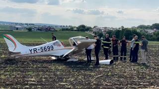 Avion de mici dimensiuni, aterizare forțată pe un câmp din Miroslava. Doi bărbaţi care erau la bord, la un pas de tragedie