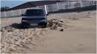 Un șofer teribilist a vrut să vadă marea direct din mașină și a rămas blocat în nisip, la Eforie Nord. Cu ce amendă s-a ales