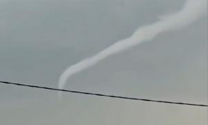 Fenomen rar, surprins în Satu Mare. Ce este norul pâlnie şi ce prevesteşte