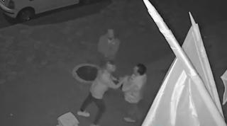 Primarul din Cernavodă, luat la bătaie în plină stradă de preotul din oraş şi de o femeie care ar fi amanta acestuia