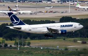 Avion TAROM, aterizare de urgenţă la Paris la doar câteva minute de la decolare. Unul dintre motoare, aproape distrus de un stol de păsări