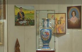 Cadourile primite de cuplul Ceauşeascu, într-o expoziție inedită la Buzău