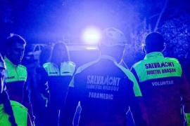 Femeie salvată din Munţii Făgăraş după ce s-a accidentat pe traseu. 14 oameni au pornit spre munte în recuperarea ei