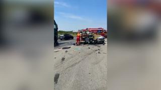 Dezastru pe Centura de nord a Craiovei, după ce o şoferiţa unui Sandero nu s-a asigurat. Un bărbat a murit pe loc