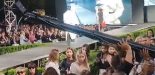 Incident la Romanian Fashion Week. O femeie a fost lovită de brațul unei macarale, în timpul show-ului de modă