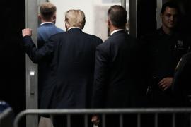 Procesul lui Donald Trump a ajuns în etapa finală. Gestul făcut de fostul preşedinte după ce a părăsit tribunalul