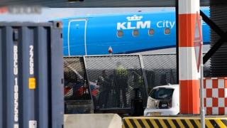 Incident şocant pe aeroportul din Amsterdam. O persoană a murit aspirată de motorul unui avion, înainte ca aeronava să decoleze