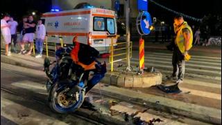 Tânăr motociclist, la spital după o șicanare în trafic cu șoferul unui autoturism. A ajuns cu motorul într-un refugiu pentru pietoni