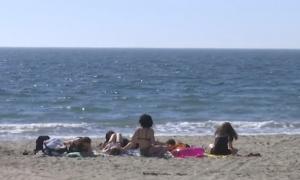 La malul mării, din prima zi de vară. 1 iunie, zi de plajă pe litoralul românesc, la 27 de grade Celsius