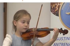 "Când lumea mă aplaudă, am cele mai mari emoţii". Micuţa Xenia, o minune de fetiţă. Face balet, cântă la vioară, joacă şah, desenează şi studiază pianul