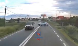 Tragedie evitată miraculos. Momentul în care un şofer pierde controlul volanului pe o şosea din Suceava şi evită în ultimul moment o ciocnire cu o dubă