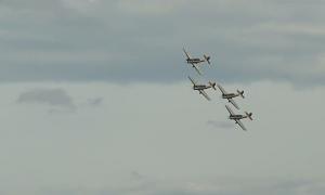 Spectacol aviatic pe Aerodromul din Clinceni de Ziua Copilului. "Şoimii României" au făcut acrobaţii ca-n filme