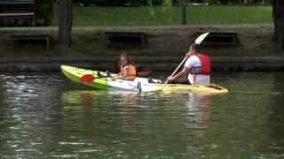 Distracţie gratuită cu caiacul pe un lac din Cluj. Beneficiile sportului care prinde tot mai mult teren în România