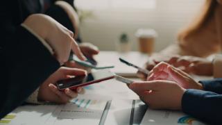 Afecţiunile grave pe care le poate provoca utilizarea greşită a telefonului. Unele necesită tratament de lungă durată