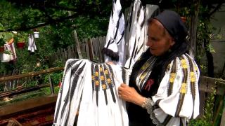 O româncă fascinează străinii cu magia care iese din mâinile sale. Povestea Mioarei, meşterul care duce mai departe tradiţia moştenită de la bunici