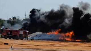 Tone de cauciuri, făcute scrum în doar câteva minute după ce un incendiu de proporții a izbucnit în curtea unei fabrici din Medgidia