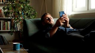 Cum ne poate deforma telefonul mobil corpul. La cabinetele medicale ajung din ce în ce mai mulţi pacienţi cu dureri