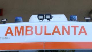 Adolescentă din Galați, în stare gravă după ce a născut prematur acasă. Ar fi intrat în travaliu după ce a fost bătută de tată. Bebelușul a murit lângă ea