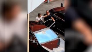 Moment stânjenitor pentru Tom Cruise. Actorul, surprins în timp ce intra într-o maşină care îl aştepta pe premierul Rishi Sunak