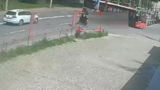 Accident mortal, filmat în Piatra Neamţ. Un tânăr de 19 ani s-a înfipt cu motocicleta într-un autobuz