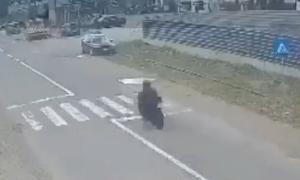 Tânără motociclistă, lovită de o șoferiță începătoare care nu i-a acordat prioritate. Momentul impactului, filmat