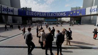 Cu 2 zile înainte de alegerile europarlamentare, mai puţin de 50% dintre români cred că apartenenţa României la UE e un lucru bun