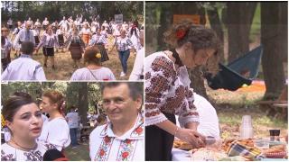 Nea Mărin şi Larisa, tată şi fiică, duc mai departe o tradiţie îndrăgită de români. Au încins o petrecere pe cinste în pădurea Cernica cu peste 500 de invitaţi