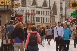 La aproape 2.000 km depărtare se naşte o nouă Românie. Românii au creat o comunitate a contrastelor: unii au funcţii de top, alţii cerşesc pe străzi