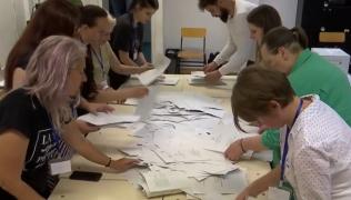 "Multe buletine sunt nule". A început centralizarea voturilor din ţară. În Timişoara, oamenii s-au încurcat şi nu au mai înţeles cum trebuia să voteze