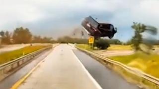 Momentul în care o maşină zboară peste o autostradă din SUA. "Cascadoria", filmată de un alt şofer