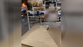 Un taur atacat mai mulţi spectatori într-o arenă de rodeo din SUA. Animalul a luat în coarne o femeie îmbrăcată în roşu şi a rănit alte două persoane