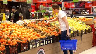Alimentele de bază s-au ieftinit considerabil, însă oamenii nu simt că fac economii. Explicațiile economiștilor