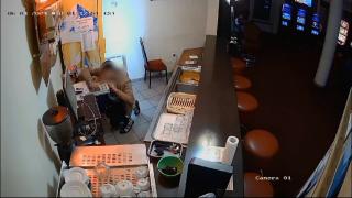 Cel mai delicat hoț, surprins într-o sală de păcănele din Dej. Mișcări demne de filmele cu spioni