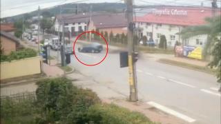 O familie din Suceava s-a trezit cu un Logan în sufragerie, ziua în amiaza mare. Poliţia încă încearcă să înţeleagă cum s-a produs accidentul