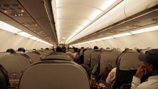 Trei stewardese dintr-un avion Wizz Air care venea către Bucureşti, rănite în timpul turbulenţelor. Una dintre ele a fost tăiată pe faţă