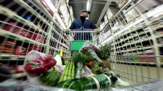 Preţuri mai mici pentru produsele româneşti din magazine. TVA plafonat pentru 1.000 de alimente