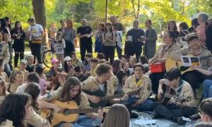 Sute de piese origami au luminat Parcul Central din Suceava. Cercetaşii au transformat locul într-un tărâm de poveste