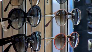 Cum ne alegem ochelarii de soare potriviţi. Lentilele recomandate pentru vacanţa la mare nu pot fi purtate la volan