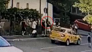 Momentul când un copil de 11 ani este bătut pe stradă de un bărbat. Omul era supărat că i-a fost stropit fiul cu un pistol cu apă